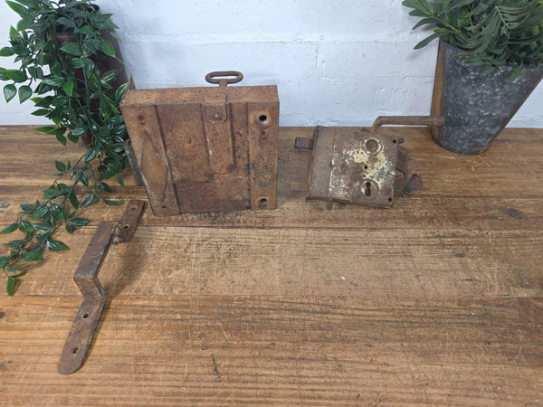 Antique 17th 18th century Blacksmith Made Door Lock With Key And Handle