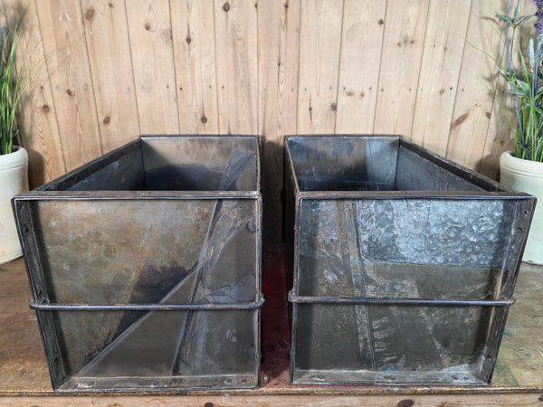 Vintage Reclaimed Metal Galvanised Riveted 2ft Garden Planter Feeder Trough Tub