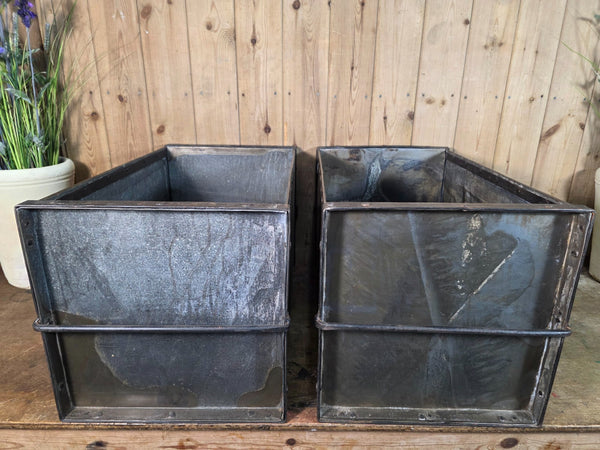 Vintage Reclaimed Metal Galvanised Riveted 2ft Garden Planter Feeder Trough Tub